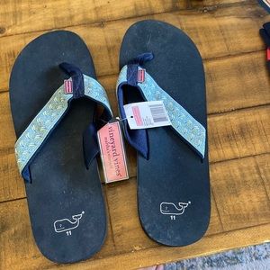 Mens vineyard vines flip flops, sailboat design